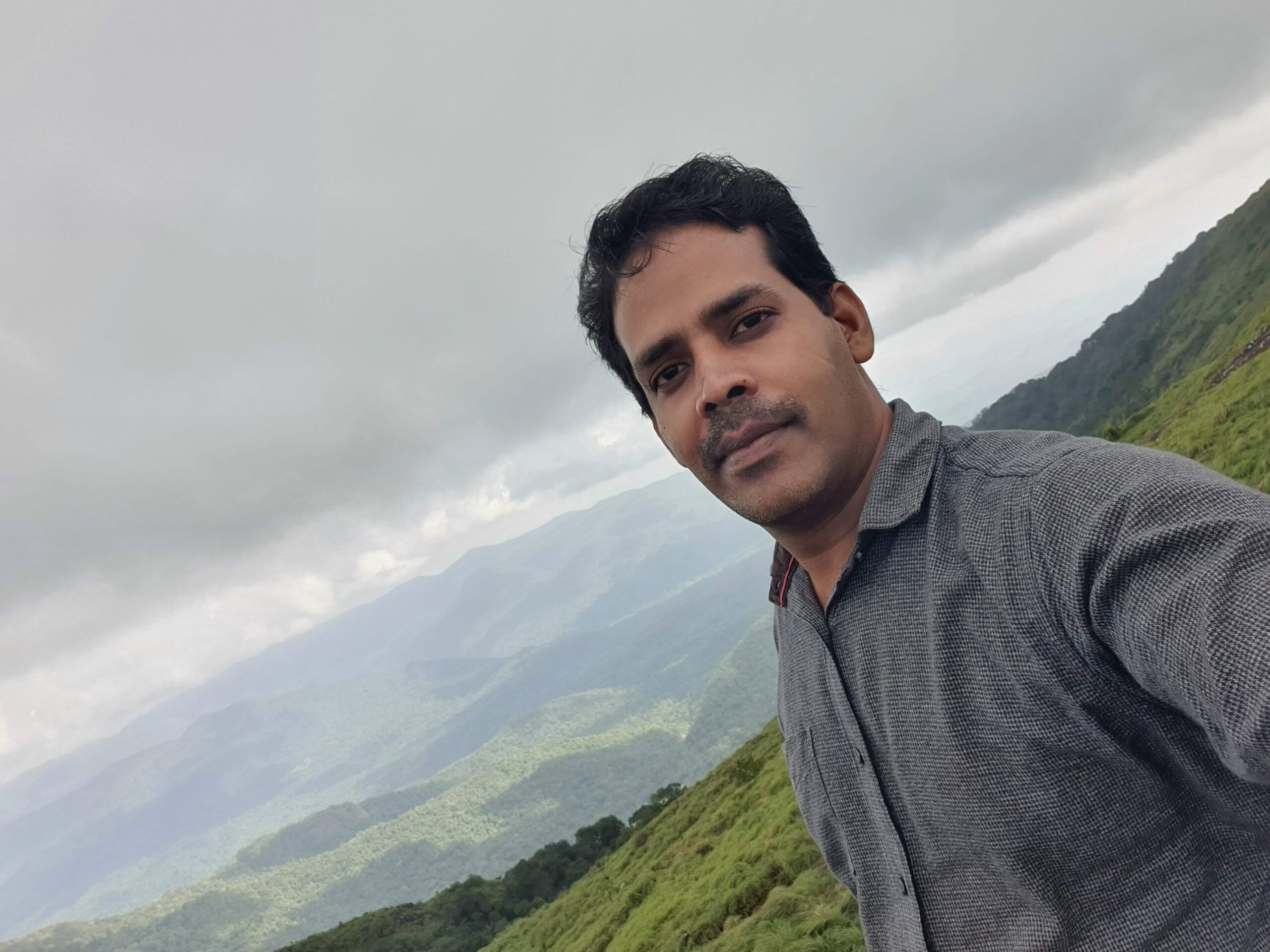 Misty mountain range in Ponmudi